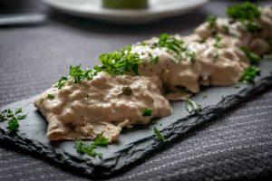 Il vitello tonnato è un piatto tipico della cucina piemontese, la ricetta originale è un'istituzione che non si può in alcun modo imitare ma se avete poco tempo ma tanta voglia di qualcosa di sfizioso ecco una variante sprint del vitello tonnato.
