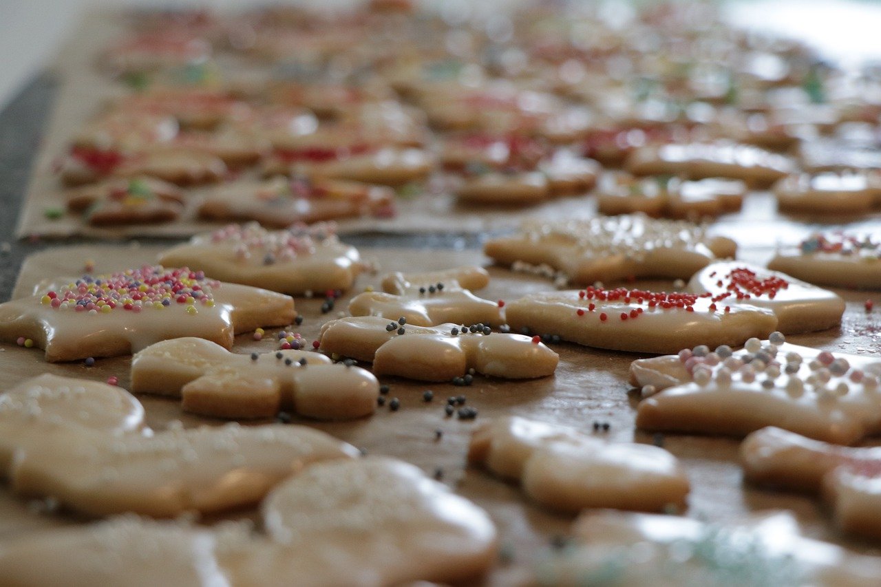 I biscotti di natale in pasta frolla ricoperti di glassa Foto di theri93 da Pixabay