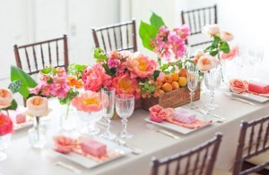 Centrotavola con cassettina della frutta e fiori colorati