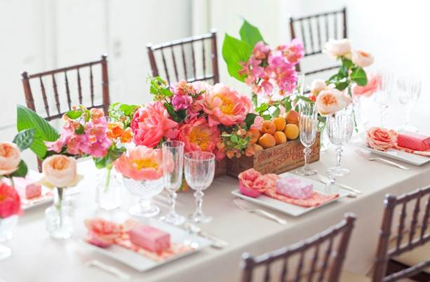 Centrotavola con cassettina della frutta e fiori colorati