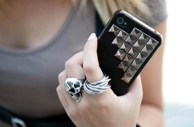 Custodia per iPhone con le borchie