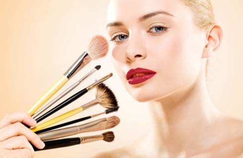 Donna con pennelli da trucco