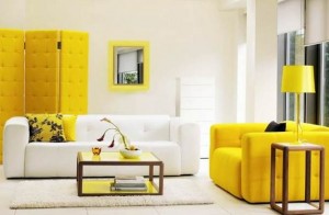 Salone moderno in bianco e giallo