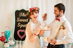 coppia di sposi che assaggia la torta nuziale