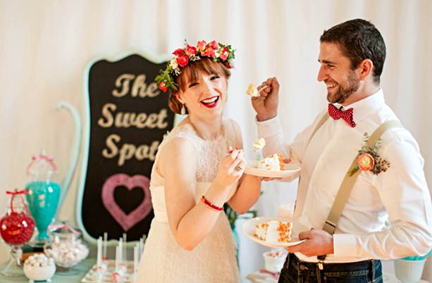coppia di sposi che assaggia la torta nuziale