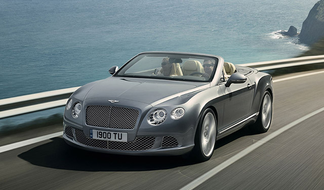 Uomo con macchina di lusso