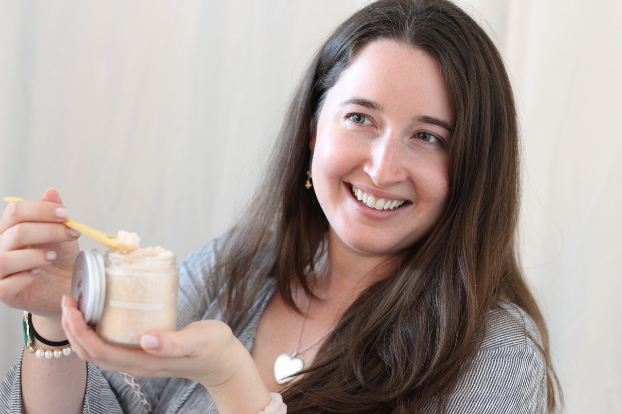 Scrub naturale per il viso, le ricette fai da te con olio d'oliva, miele e zucchero