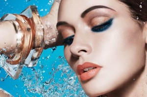 Donna con trucco waterproof