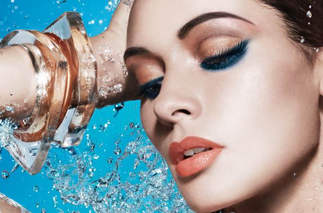 Donna con trucco waterproof