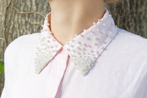 Colletto di cacmicia decorato con le perle