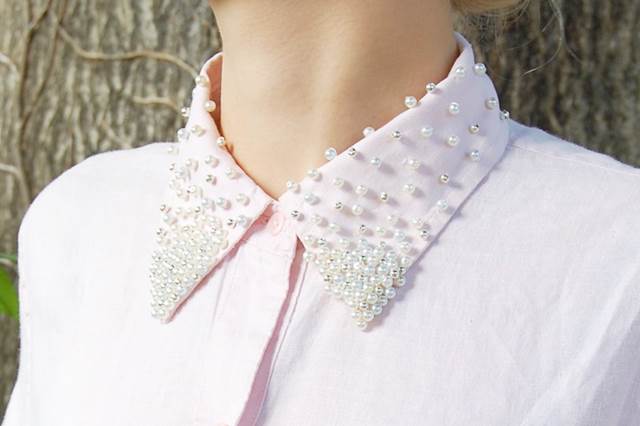 Colletto di cacmicia decorato con le perle