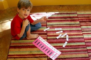 Come impegnare i bambini quando sono a casa? Con dei giochi e lavoretti semplici che possono fare anche da soli così la noia passa in un attimo.