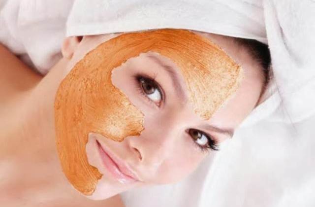 Ragazza con scrub alla zucca