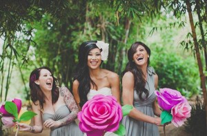 Sposa con una rosa gigante di carta