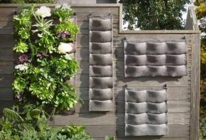 Tasche di tessuto con cui creare un orto verticale da appendere a parete