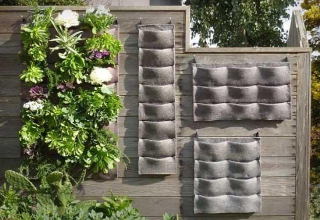 Tasche di tessuto con cui creare un orto verticale da appendere a parete