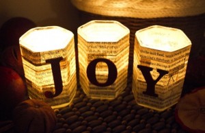 Candele-natalizie-a-decoupage-con-carta-di-giornale
