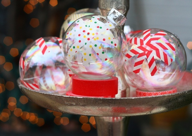Centrotavola con palline di natale decorate con washi tape