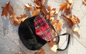 Borsetta riciclata fai da te di camoscio nero e tartan
