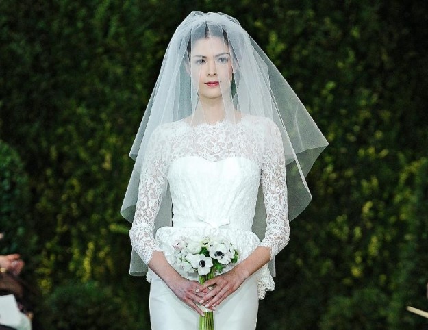 Abito da sposa peplo di Carolina Herrera