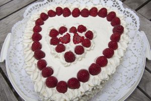 torta-a-cuore-lamponi-panna-san-valentino