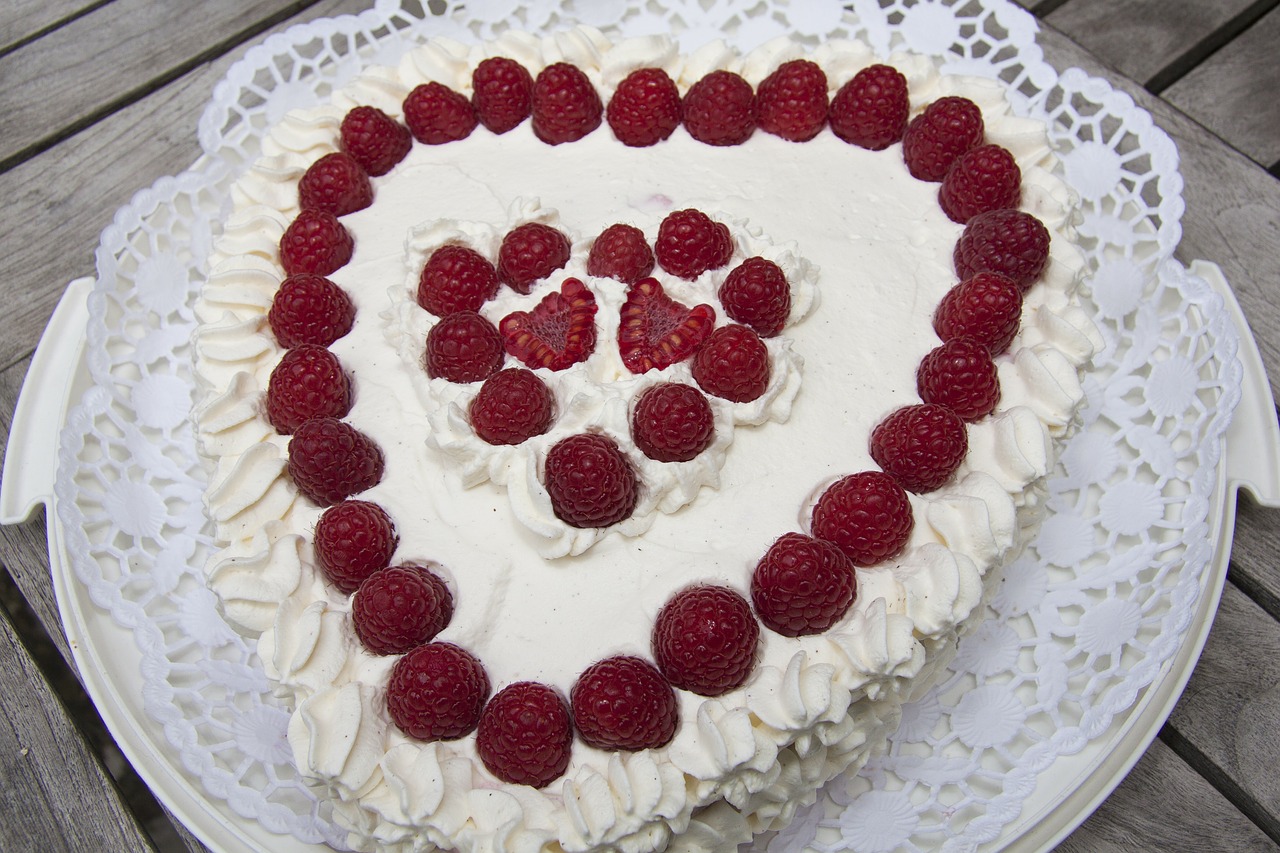 torta-a-cuore-lamponi-panna-san-valentino