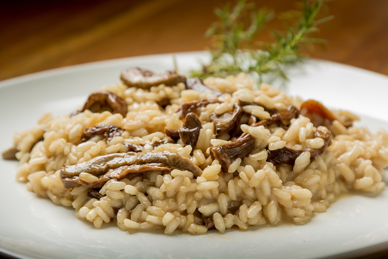 Scopri la ricetta del risotto con i funghi porcini arricchita