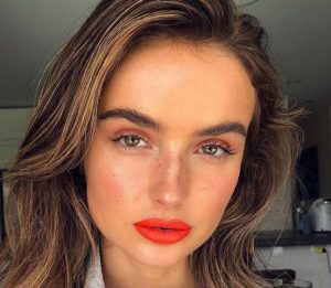 Il rossetto arancione sta bene praticamente a tutte, ecco come abbinarlo: vediamo qualche consiglio make-up per indossare questo colore estivo.