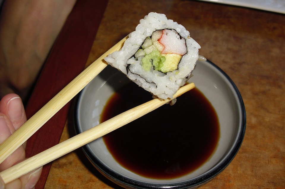 sushi con salsa di soia