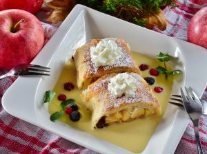 Lo strudel alle mele è un dolce tipico della tradizione sudtirolese e altoatesina e vi proponiamo la ricetta originale più alcune ricette con variazioni.