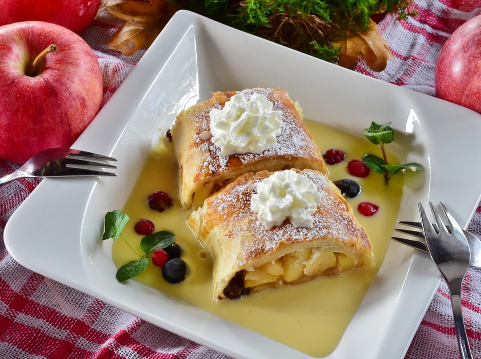 Lo strudel alle mele è un dolce tipico della tradizione sudtirolese e altoatesina e vi proponiamo la ricetta originale più alcune ricette con variazioni.