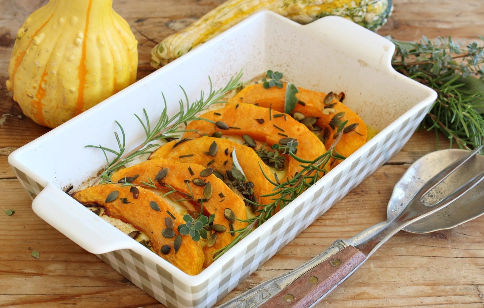 Zucca al forno con erbe aromatiche e semi