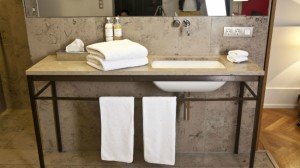 Struttura minimal in metallo con lavabo incassato