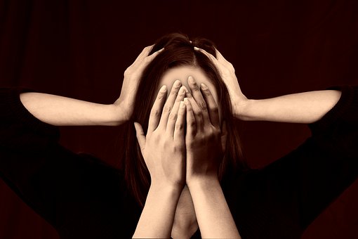 A quanto pare lo stress è contagioso e si trasmette come un qualsiasi malanno stagionale, ecco i consigli per evitare il contagio e vivere meglio.