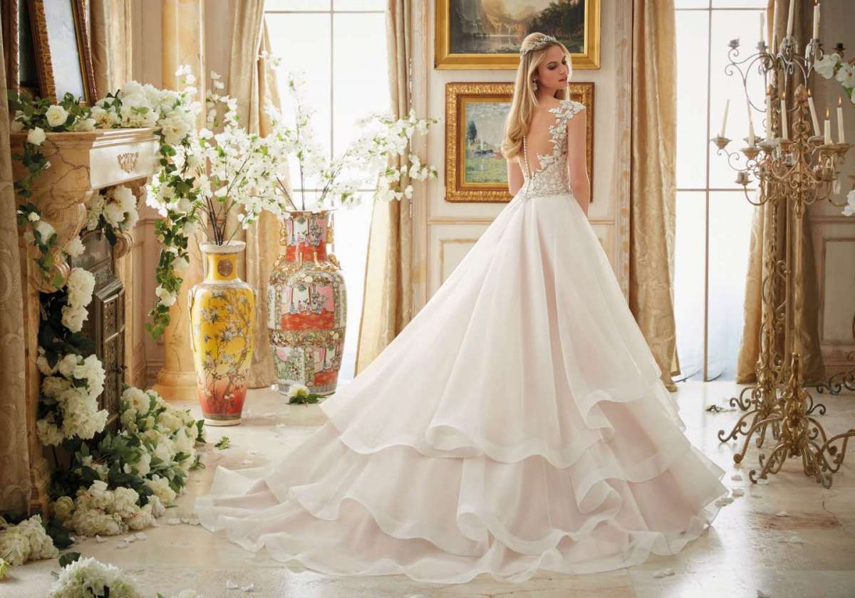 Abito da sposa con balze