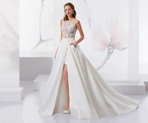 Abito con spacco asimmetrico