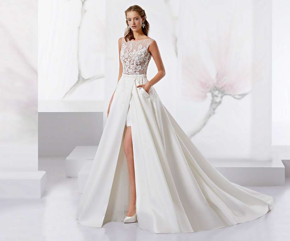 Abito con spacco asimmetrico