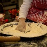 Pronti a scoprire le nostre 5 ricette per far cucinare i bambini? Vanno dal salame di cioccolato alla pizza margherita in una carrellata di idee buonissime.