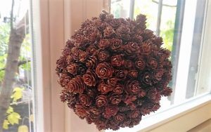 Addobbo di Natale con le pigne