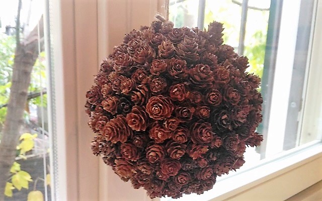 Addobbo di Natale con le pigne