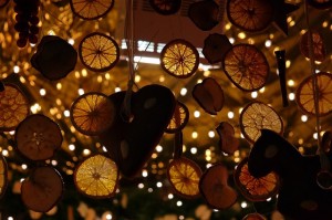 Ghirlande, candele, festoni, tende e vetri si possono decorare con le decorazioni con le arance secche più belle e profumate, ecco come fare.