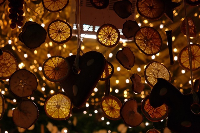 Ghirlande, candele, festoni, tende e vetri si possono decorare con le decorazioni con le arance secche più belle e profumate, ecco come fare.