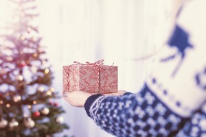 Alla ricerca di idee regalo per Natale 2019: i regali giusti per far felice un'appassionata di moda! Ecco le proposte più interessanti, perfette per tutti i portafogli. 