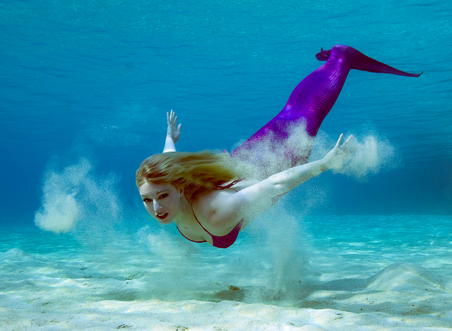 Mermaid_Grace_Swimming_In_The_Med