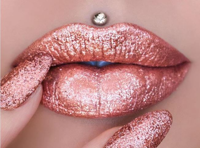 il rose gold è una sfumatura perfetta per qualsiasi forma di unghia, quindi andrà bene sia per una manicure discreta con unghie corte e arrotondate, sia per una nail art più eccentrica che punta su forme allungate e squadrate
