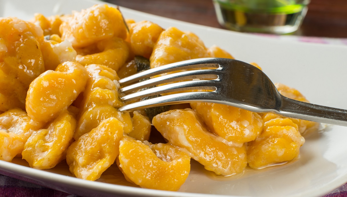 Gnocchi di zucca conditi nel piatto