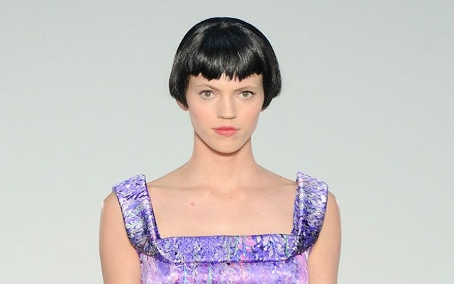 Caschetto con frangia corta