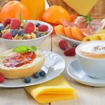 Buntes Frühstück mit Cappuccino