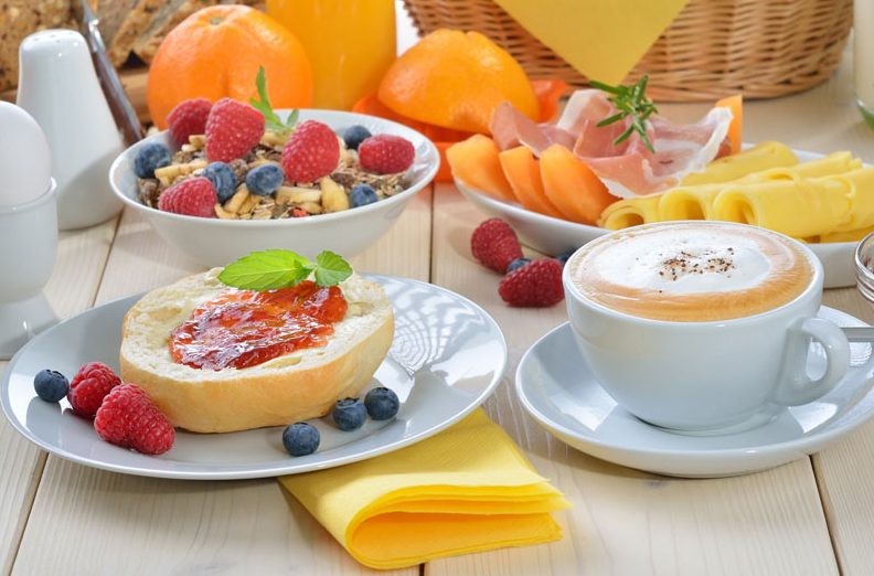 Buntes Frühstück mit Cappuccino