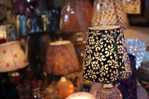 Vediamo come pulire i paralume in tessuto, in seta, di carta, pergamena macchiati o impolverati.